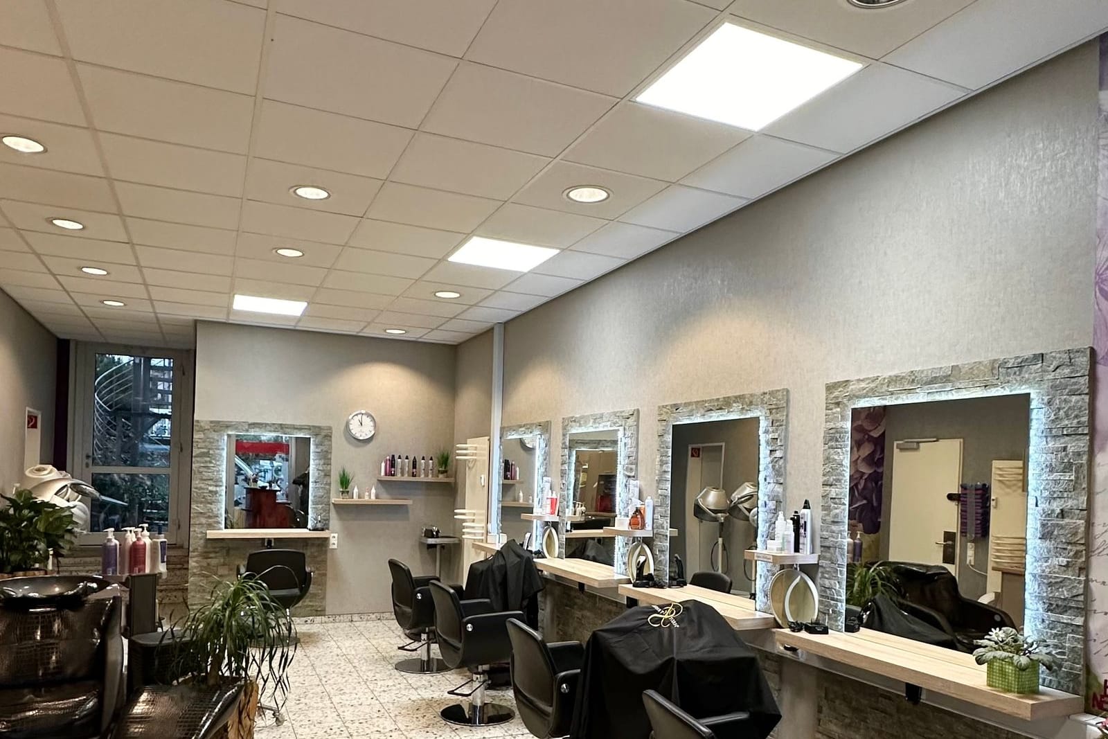 Blick in den Salon Bernhard-Göring-Straße mit Frisierplätzen und Spiegeln