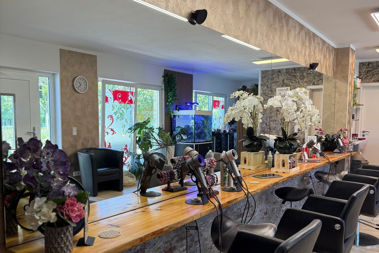 Blick in den Salon Ratzelstraße mit Frisierplätzen und Spiegeln