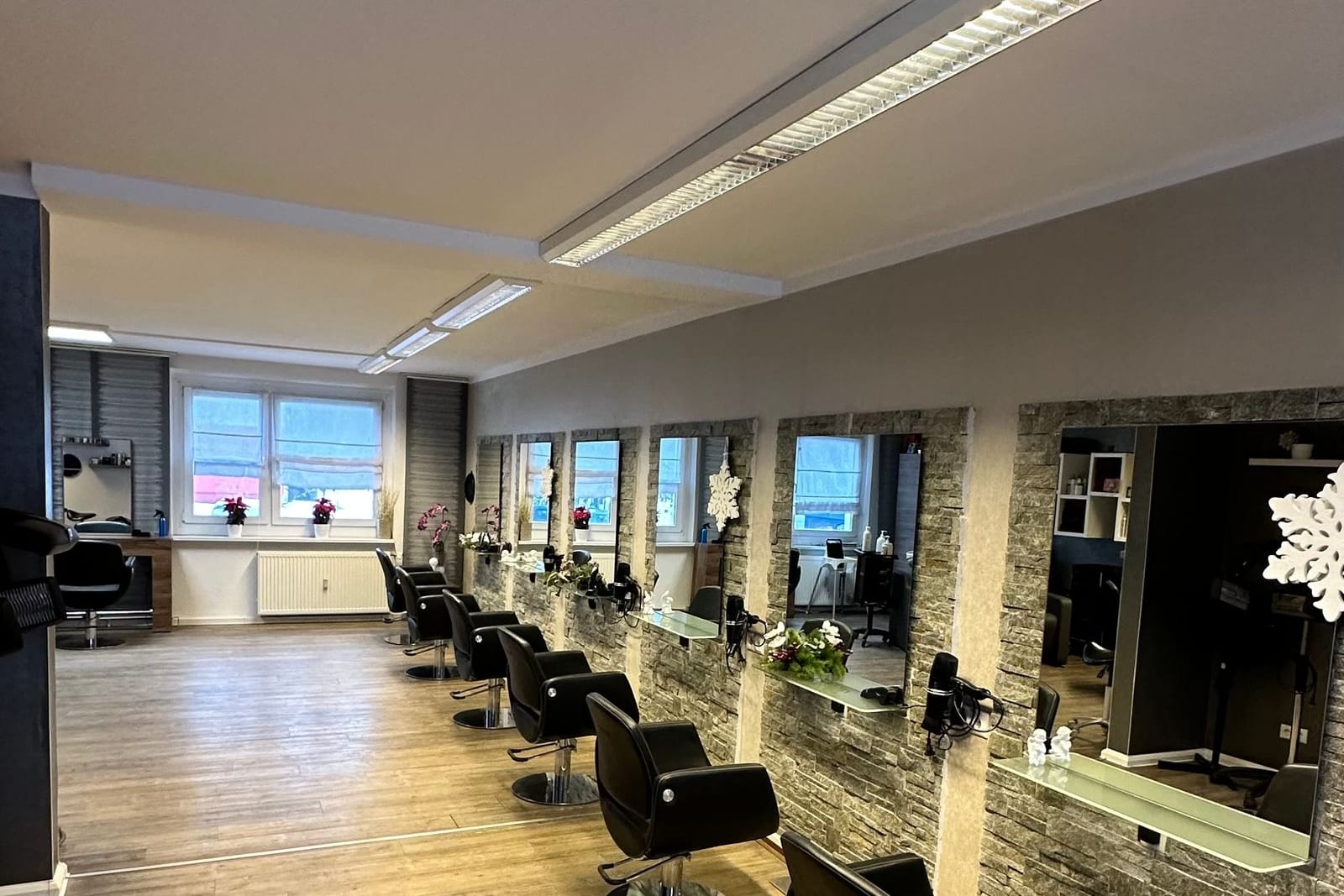 Blick in den Salon Zschampertaue mit Frisierplätzen und Spiegeln